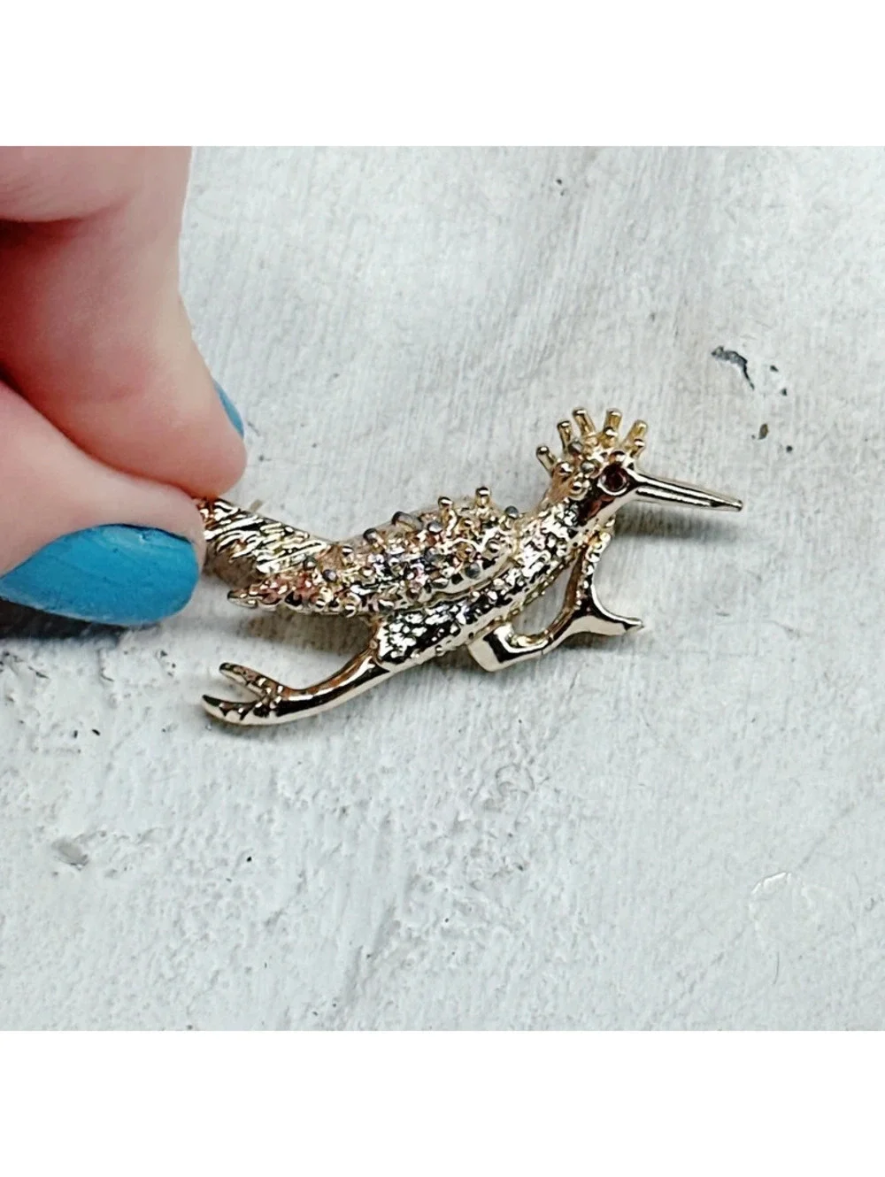 862mc. Goldtone Roadrunner Brooch Preloved